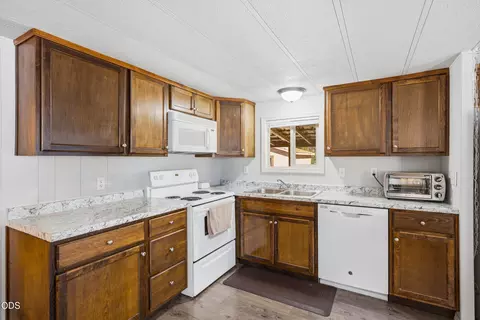 Kitchen - 16046 Davis Ave, La Pine, OR 97739 photo 2 of 2