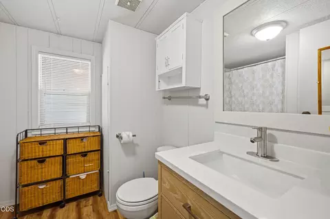 Bath - 16046 Davis Ave, La Pine, OR 97739 photo 2 of 3