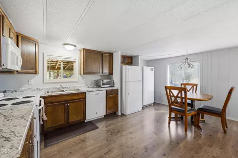 Kitchen - 16046 Davis Ave, La Pine, OR 97739 photo 1 of 2