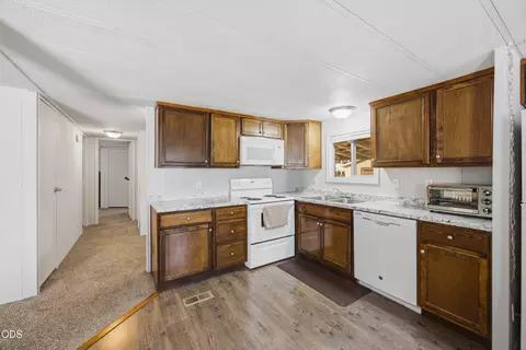 Entry Way - 16046 Davis Ave, La Pine, OR 97739 photo 1 of 3