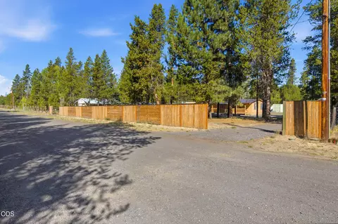 Exterior - 16046 Davis Ave, La Pine, OR 97739 photo 10 of 11