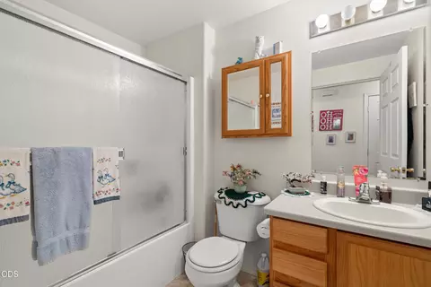 Bath - 123 Maple St, Central Point, OR 97502 photo 2 of 12