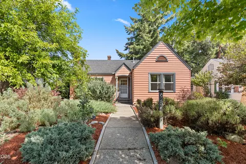 625 S Holly St, Medford, OR 97501