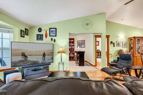Living - 60947 Garnet St, Bend, OR 97702 photo 2 of 2