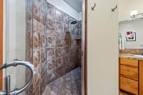 Bath - 60947 Garnet St, Bend, OR 97702 photo 3 of 6