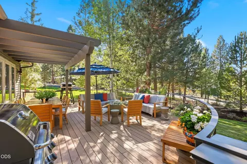 Exterior - 3028 NW Underhill Pl, Bend, OR 97703 photo 13 of 16