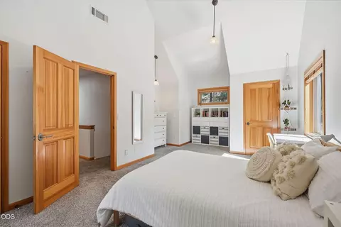 Bedroom - 3028 NW Underhill Pl, Bend, OR 97703 photo 4 of 6
