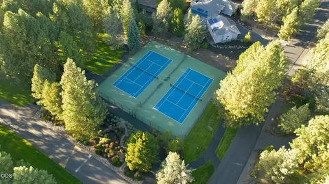 View/Area - 3028 NW Underhill Pl, Bend, OR 97703 photo 2 of 5