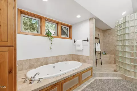 Bath - 3028 NW Underhill Pl, Bend, OR 97703 photo 2 of 5