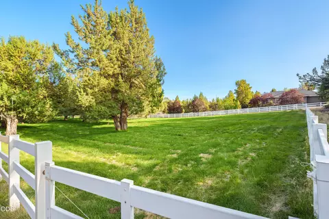 Exterior - 61445 Gosney Rd, Bend, OR 97702 photo 16 of 19