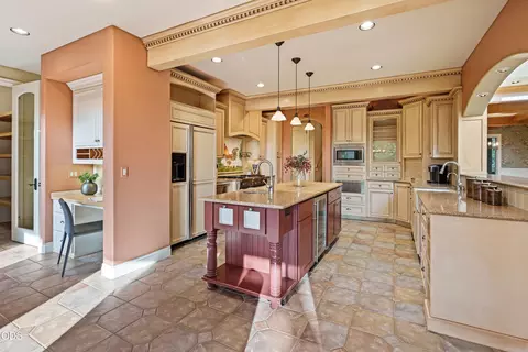 Kitchen - 61445 Gosney Rd, Bend, OR 97702 photo 2 of 5