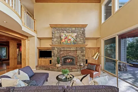 Living - 61445 Gosney Rd, Bend, OR 97702 photo 3 of 5