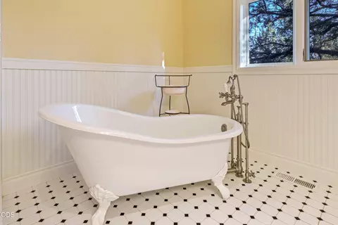 Bath - 61445 Gosney Rd, Bend, OR 97702 photo 3 of 8