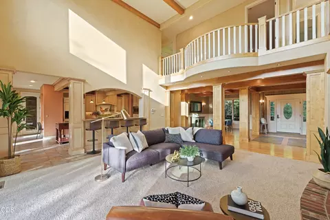 Living - 61445 Gosney Rd, Bend, OR 97702 photo 5 of 5