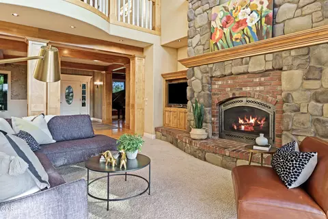 Living - 61445 Gosney Rd, Bend, OR 97702 photo 4 of 5