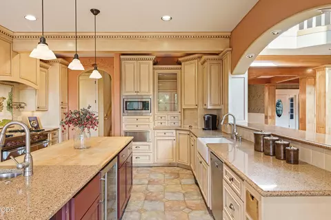 Kitchen - 61445 Gosney Rd, Bend, OR 97702 photo 3 of 5