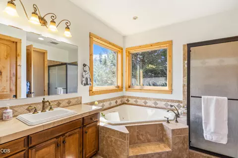 Bath - 515 Nutcracker Dr, Redmond, OR 97756 photo 3 of 7