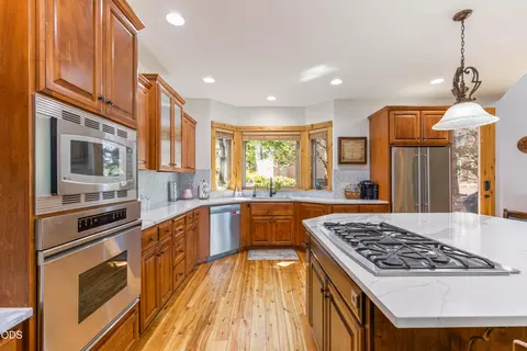 Kitchen - 515 Nutcracker Dr, Redmond, OR 97756 photo 2 of 5