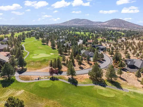 View/Area - 515 Nutcracker Dr, Redmond, OR 97756 photo 3 of 9