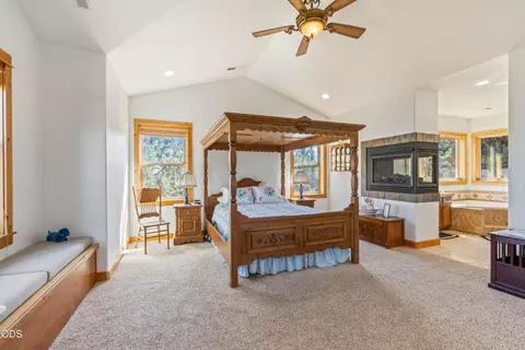 Bedroom - 515 Nutcracker Dr, Redmond, OR 97756 photo 2 of 5