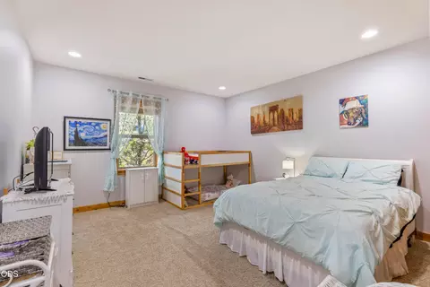 Bedroom - 515 Nutcracker Dr, Redmond, OR 97756 photo 4 of 5