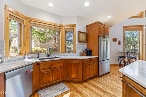 Kitchen - 515 Nutcracker Dr, Redmond, OR 97756 photo 3 of 5