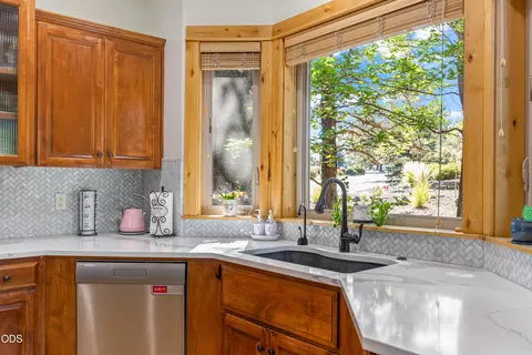 Kitchen - 515 Nutcracker Dr, Redmond, OR 97756 photo 4 of 5