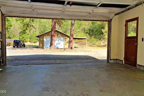 Exterior - 1784 Stringer Gap Rd, Grants Pass, OR 97527 photo 4 of 10