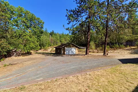 Exterior - 1784 Stringer Gap Rd, Grants Pass, OR 97527 photo 5 of 10
