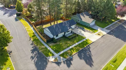 60998 Honkers Ln, Bend, OR 97702