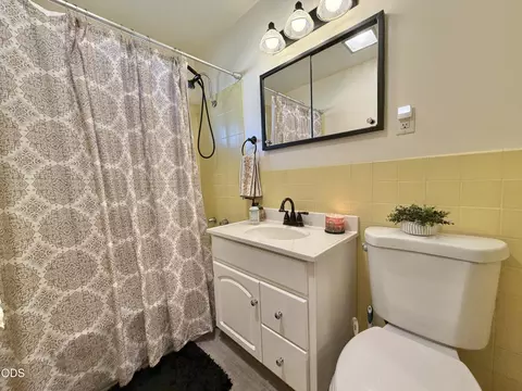Bath - 10227 Wright Ave, Klamath Falls, OR 97603 photo 1 of 1