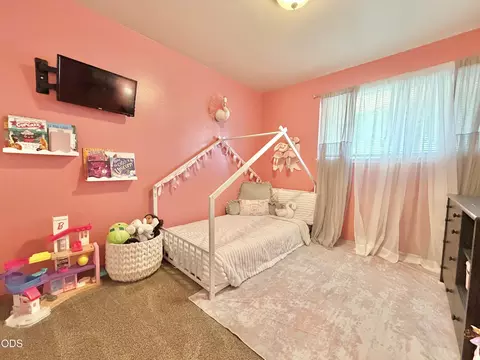 Bedroom - 10227 Wright Ave, Klamath Falls, OR 97603 photo 3 of 3
