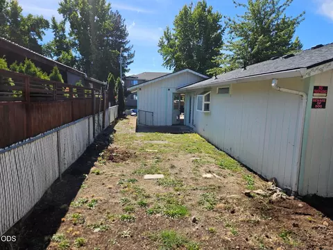 Exterior - 547 Van Wey Cir, Eagle Point, OR 97524 photo 4 of 4