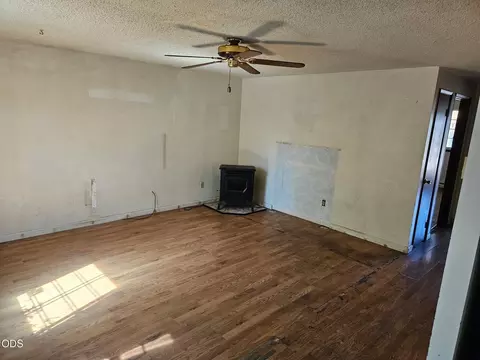 Living - 547 Van Wey Cir, Eagle Point, OR 97524 photo 2 of 3