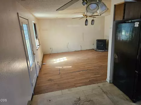 Living - 547 Van Wey Cir, Eagle Point, OR 97524 photo 1 of 3