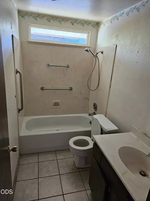 Bath - 547 Van Wey Cir, Eagle Point, OR 97524 photo 1 of 1