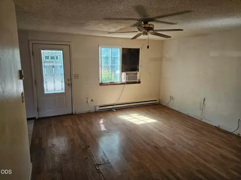 Living - 547 Van Wey Cir, Eagle Point, OR 97524 photo 3 of 3