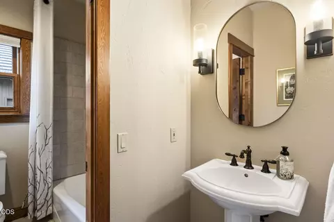 Bath - 61583 Tam Mcarthur Loop, Bend, OR 97702 photo 6 of 6