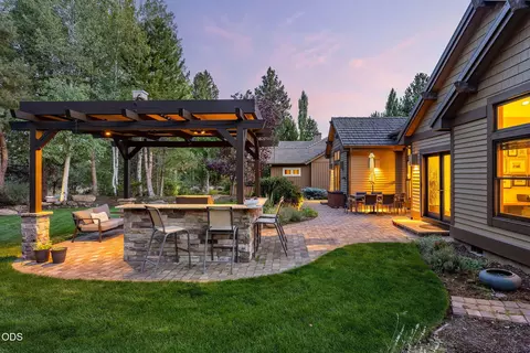 Exterior - 61583 Tam Mcarthur Loop, Bend, OR 97702 photo 7 of 10