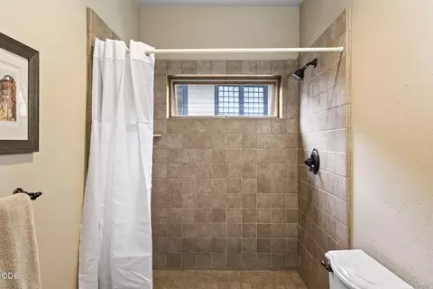 Bath - 61583 Tam Mcarthur Loop, Bend, OR 97702 photo 3 of 6