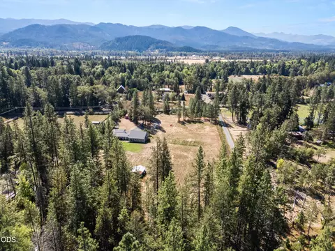 View/Area - 710 Garner Rd, Cave Junction, OR 97523 photo 2 of 5