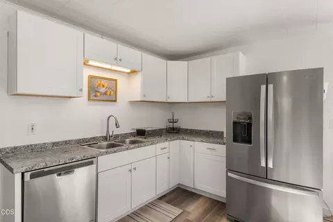 Kitchen - 710 Garner Rd, Cave Junction, OR 97523 photo 3 of 4