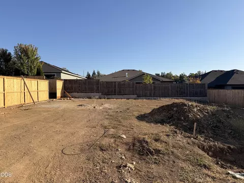 3075 Umpqua Dr, Medford, OR 97504
