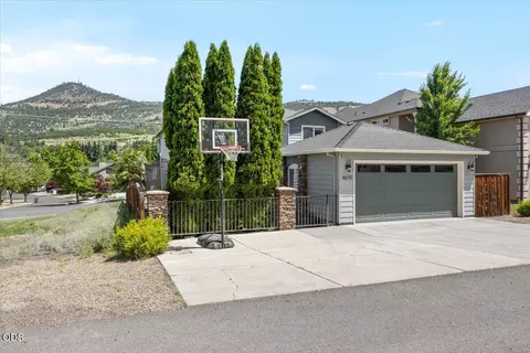 4670 Hillcrest Rd, Medford, OR 97504