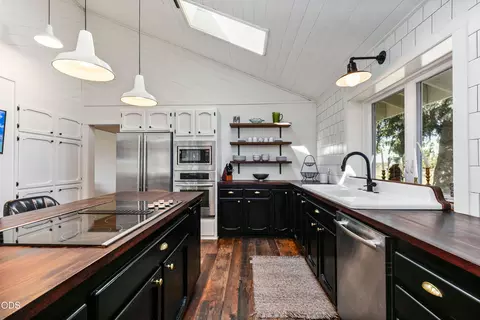 Kitchen - 66300 White Rock Loop, Bend, OR 97703 photo 3 of 3