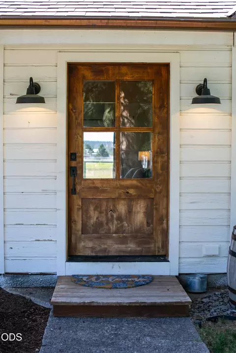 Entry Way - 66300 White Rock Loop, Bend, OR 97703 photo 2 of 5