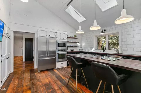 Kitchen - 66300 White Rock Loop, Bend, OR 97703 photo 2 of 3