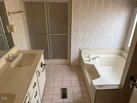 Bath - 19968 Terrace Ln, Bend, OR 97702 photo 1 of 2