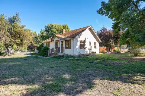 2357 Ross Ln, Medford, OR 97501