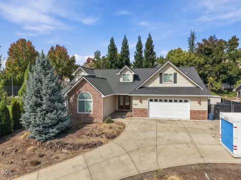 4059 Cherry Ln, Medford, OR 97504